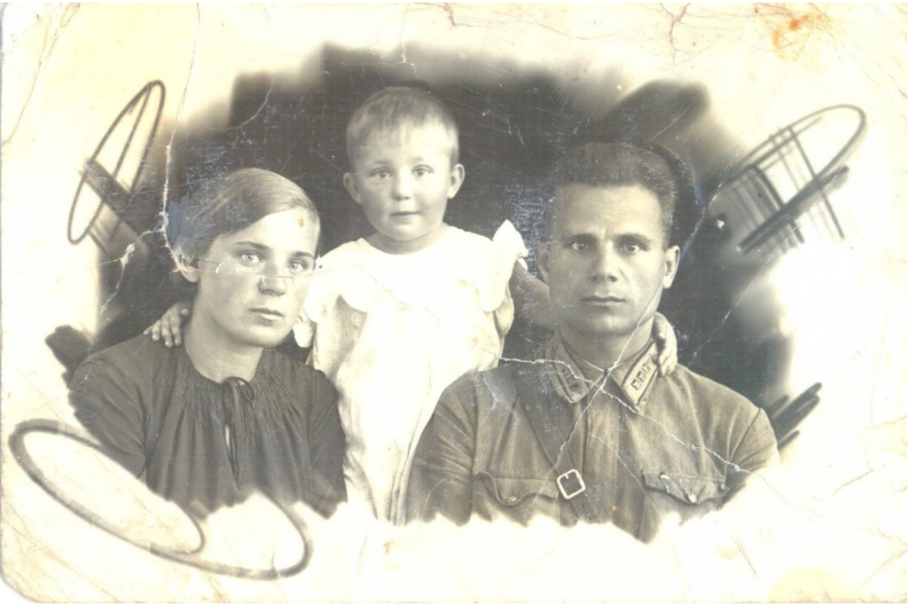 Фотоизображение из личного архива И.Л. Петровой. Слева направо: В.И. Люцко (Райко), И.Л. Петрова (Люцко), Л.К. Люцко. Военный аэродром Сеща, СССР. Орловская губерния, сентябрь 1939 год. Фотоизображение из личного архива И.Л.Петровой. Слева направо: В.И. Люцко (Райко), И.Л.Петрова (Люцко), Л.К.Люцко. Военный аэродром Сеща, СССР. Орловская губерния, сентябрь 1939 год.