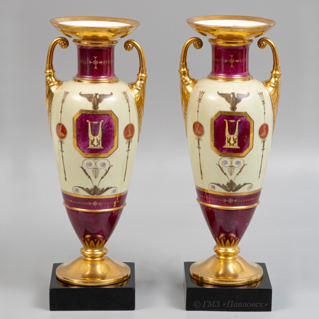 Каждая выполнена в форме амфоры с невысоким горлом и двумя ручками в виде изогнутых завитков.