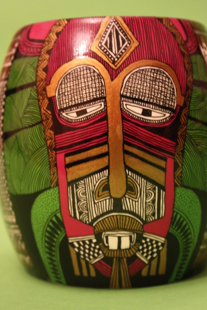 Серия браслетов «Маски Африки». Высота 7 см. Акрил, тушь, перо, лак строительный. 2020. ДПИ