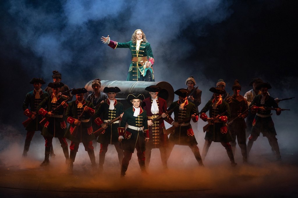 Петр I в этом спектакле словно сказочный богатырь. Фото: Мария Ковалева. 