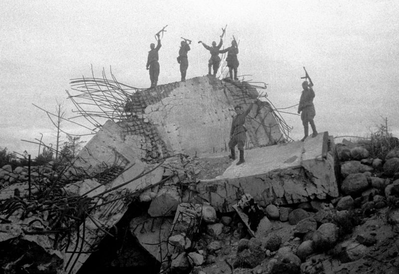 Бойцы Ленинградского фронта на взорванном вражеском ДОТе (1944). Фото: waralbum.ru/386662/