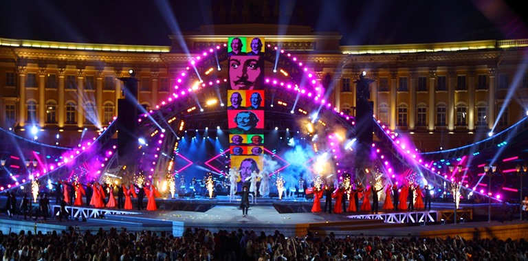 Праздник «Алые паруса». Концерт на Дворцовой площади. Фото: gov.spb.ru.