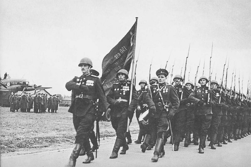 Встреча Знамени Победы на аэродроме в Москве (1945 г.. Автор: Дмитрий Чернов. Источник: waralbum.ru. Встреча Знамени Победы на аэродроме в Москве (1945). Автор: Дмитрий Чернов. Источник: waralbum.ru.