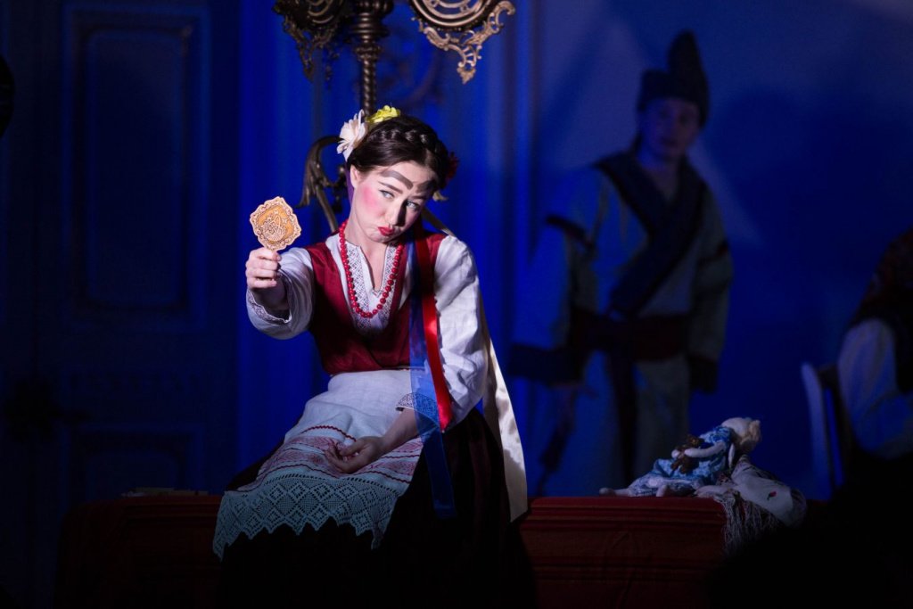 Ирина Мулярчик (Оксана), Игорь Чикишев (Вакула) в спектакле «Черевички». Фото Е. Боргардт Черевички И.Мулярчик И.Чикишев_фото_Евгении_Боргардт.e0fa676ba901c03e501f14c3844adb19.jpg