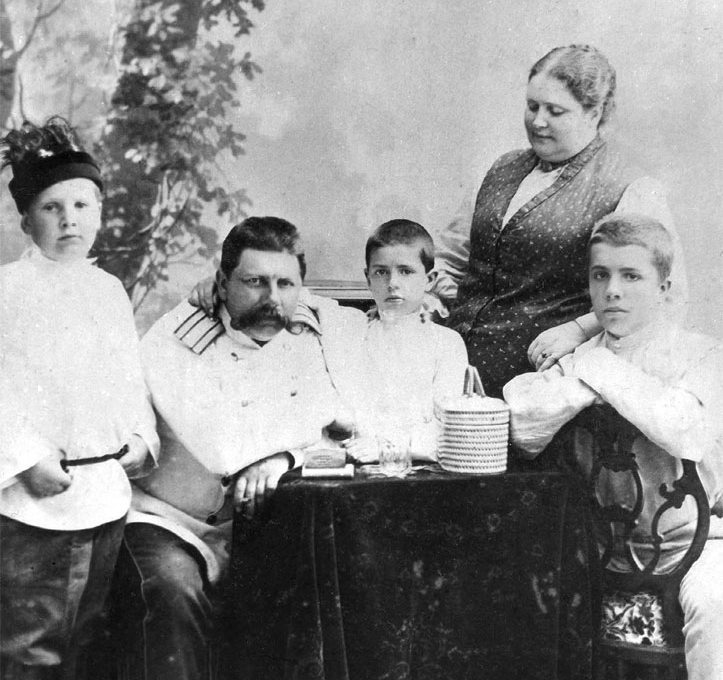 Семья Дягилевых, 1880-е. Слева направо: Валентин, Павел Павлович, Юрий, Елена, Сергей / vtbrussia.ru