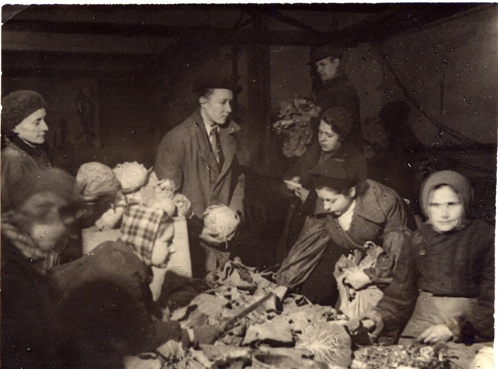 Артисты Театра музкомедии на овощебазе. Фото: muzcomedy.ru.