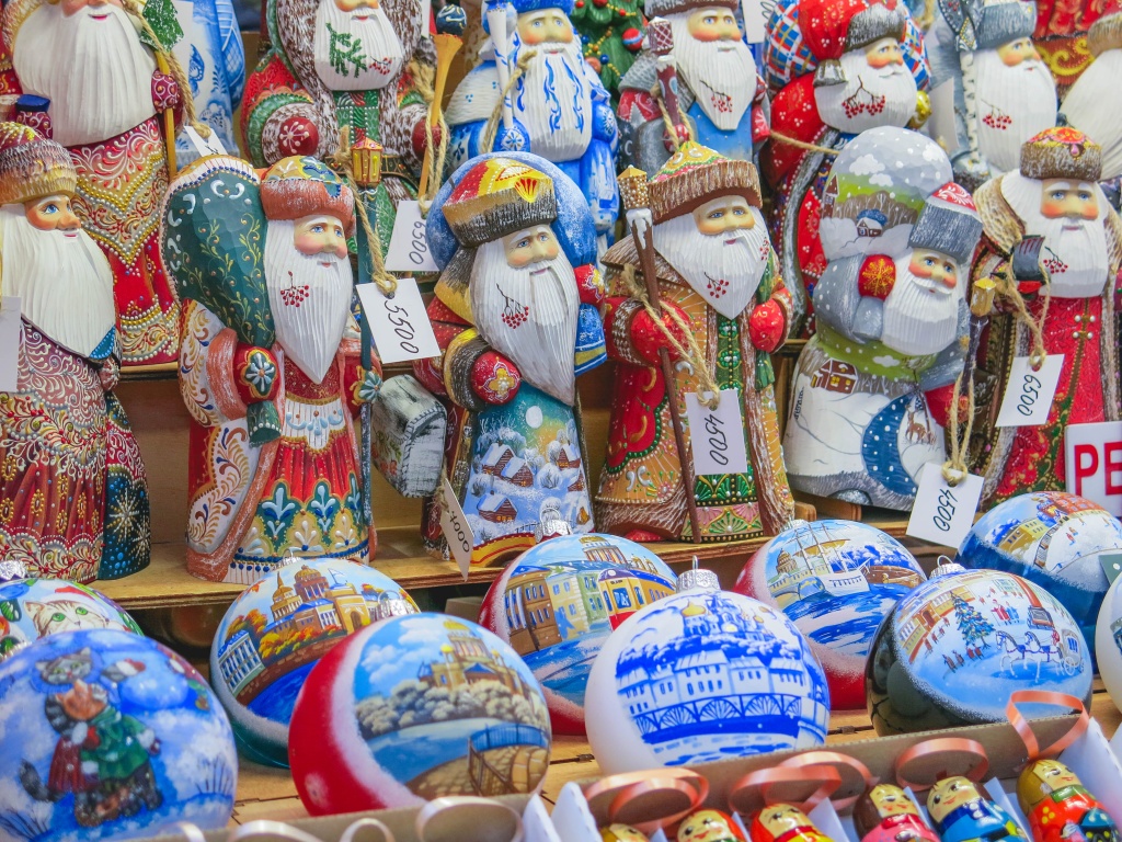 Новогодние игрушки. Рождественская ярмарка на Манежной площади. Новогодние игрушки. Рождественская ярмарка на Манежной площади (Новый год 2023/4). Фото: Ирина Иванова.