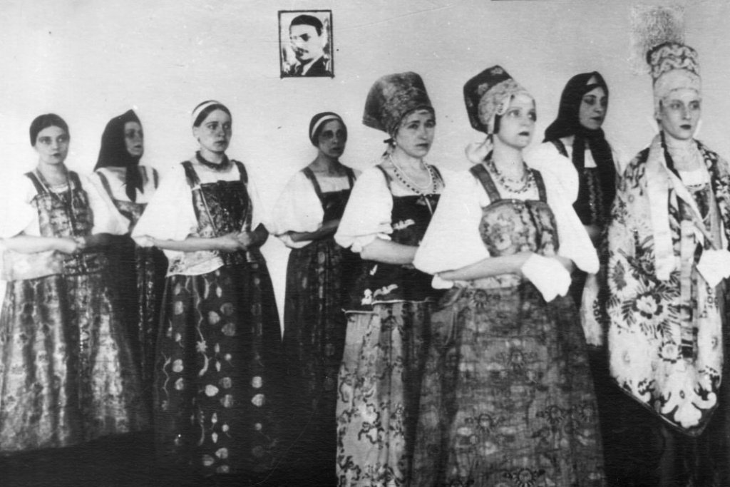 Сцена из репертуара Этнографического театра