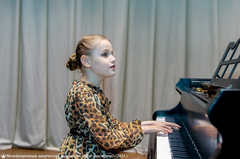 ХVII Международный творческий фестиваль «Шаг навстречу!» (2024). Источник: vk.com/spbfeststep. Правообладатель: Оргкомитет фестиваля. ХVII Международный творческий фестиваль «Шаг навстречу!» (2024). Источник: vk.com/spbfeststep. Правообладатель: Оргкомитет фестиваля.