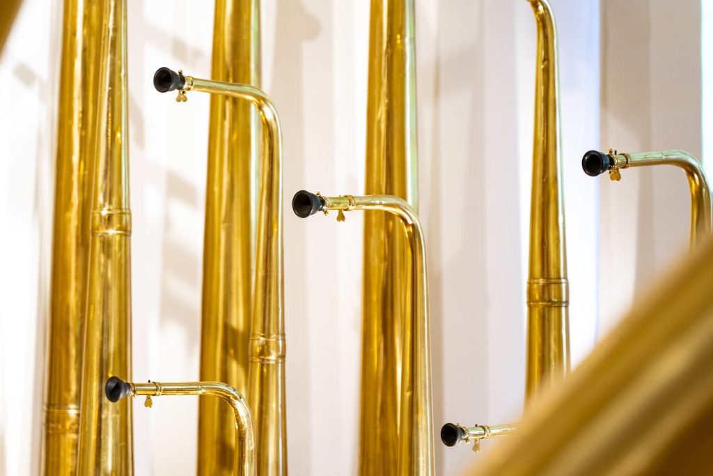 Роговой оркестр представлен как целостный организм, как инструментальная система, существовавшая только в России. 