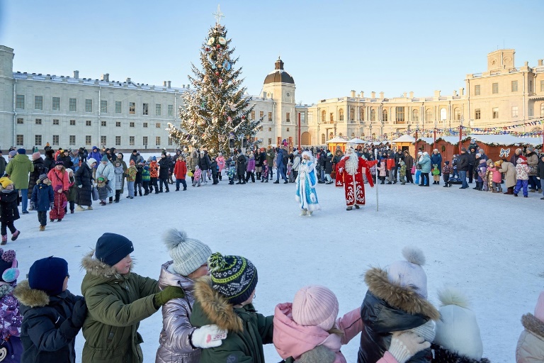 Фестиваль «Новогодняя кутерьма». Плац перед Гатчинским дворцом. Фото предоставлено организаторами. Правообладатель: Музей-заповедник «Гатчина». 