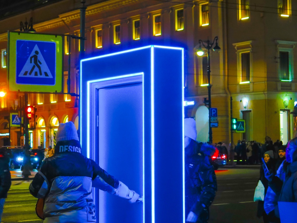 Горожане и туристы Санкт-Петербурга путешествуют во времени. Фото: Ирина Иванова.