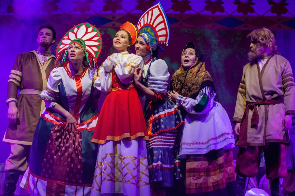 Сцена из спектакля «Аленький цветочек». Источник: teatrpaninoy.ru. Правообладатель: Драматический театр им. графини С.В. Паниной. fVSetaml6dw-1024x683.jpg