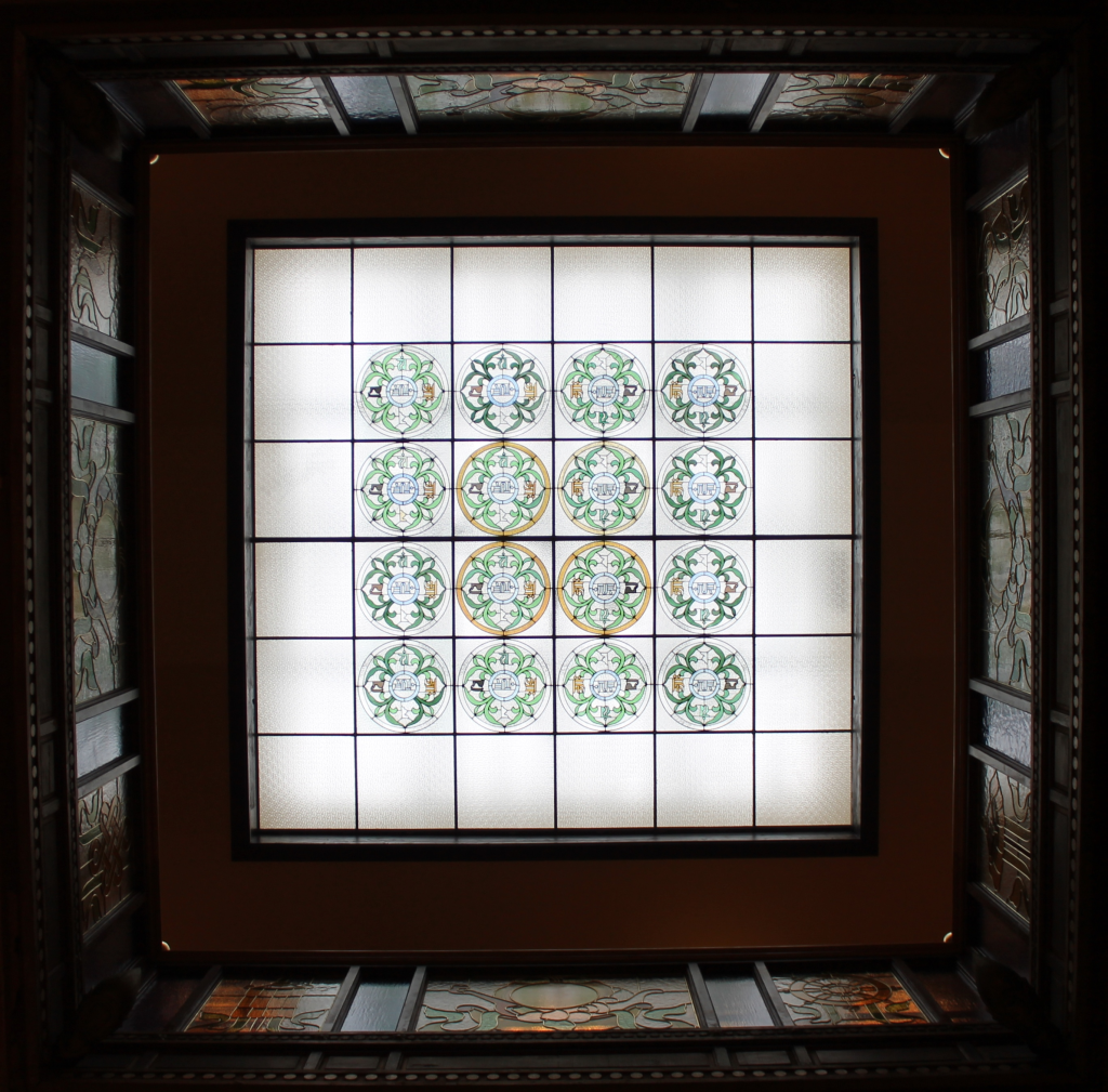 Витражи Дацана. Правообладатель: Правительство Санкт-Петербурга, gov.spb.ru.