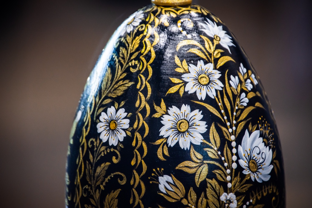 Петербургская роспись на шкатулке-яйцо Людмилы Кралиной. Фото: Ирина Иванова.