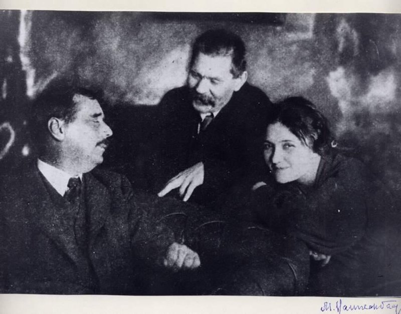 Справа: Максим Горький и Мария Игнатьевна Бенкендорф-Будберг-Закревская. Слева: Герберт Уэллс. Правообладатель: Моисей Наппельбаум / музей театрального и музыкального искусства, goskatalog.ru.