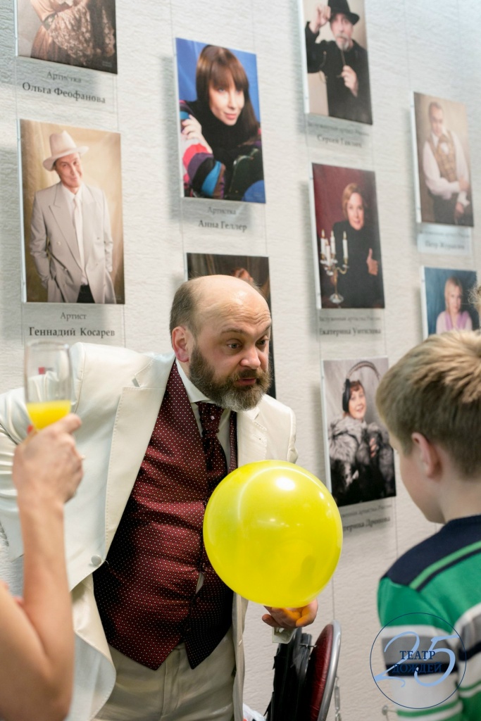 Иван Кожевников показывает фокусы на юбилее Театра Дождей. Правообладатель: Театр Дождей.