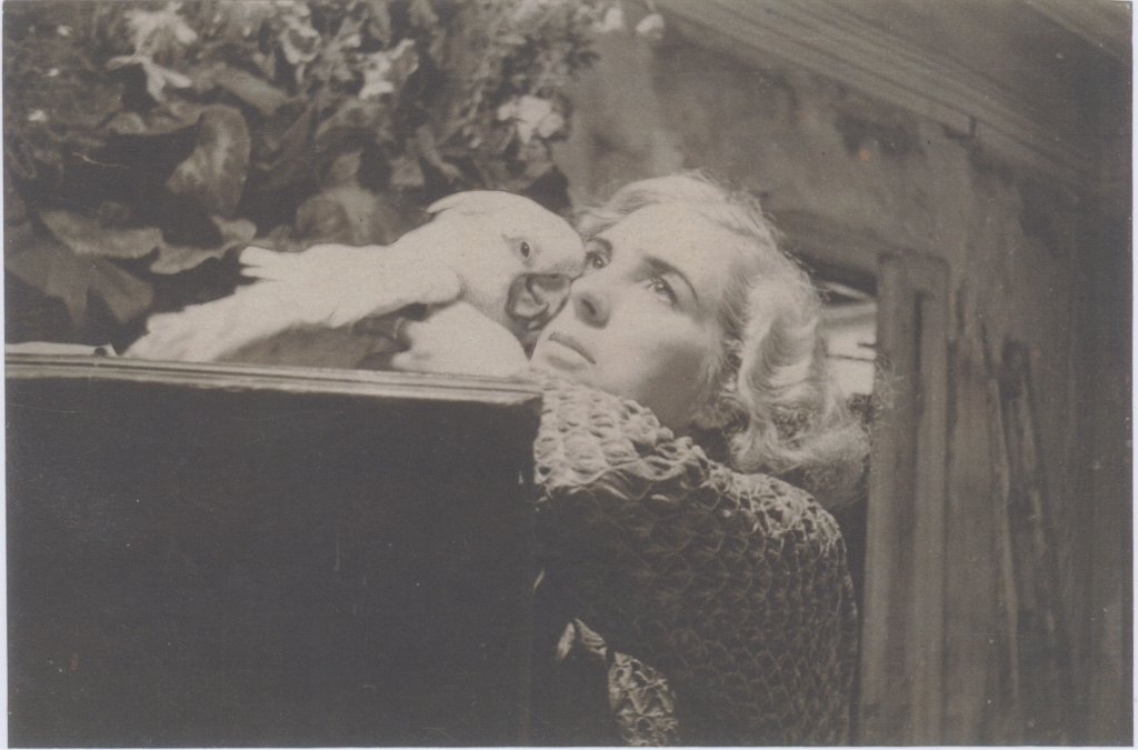 Артистка театра Галина Семенченко со своим попугаем Жако. Фото: muzcomedy.ru.