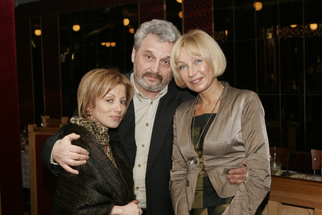 Руководитель театра с Юрием Александровым и Верой Таривердиевой на премьере мюзикла Микаэла Таривердиева "Король-олень" 2008 год. Фото из архива театра "Карамболь". 