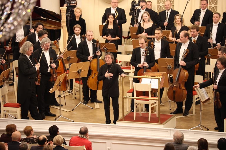 Юрий Башмет и Заслуженный коллектив России академический симфонический оркестр Санкт-Петербургской филармонии. Фото предоставлено пресс-службой Санкт-Петербургской филармонии им. Д.Д. Шостаковича. Автор: Стас Левшин. Правообладатель: Санкт-Петербургская филармония им. Д.Д. Шостаковича.