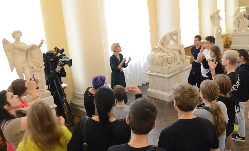 Вера Шамаева ведет экскурсию в Русском музее для неслышащих подростков. Фото: пресс-служба СПб РО ОООИ ВОГ.