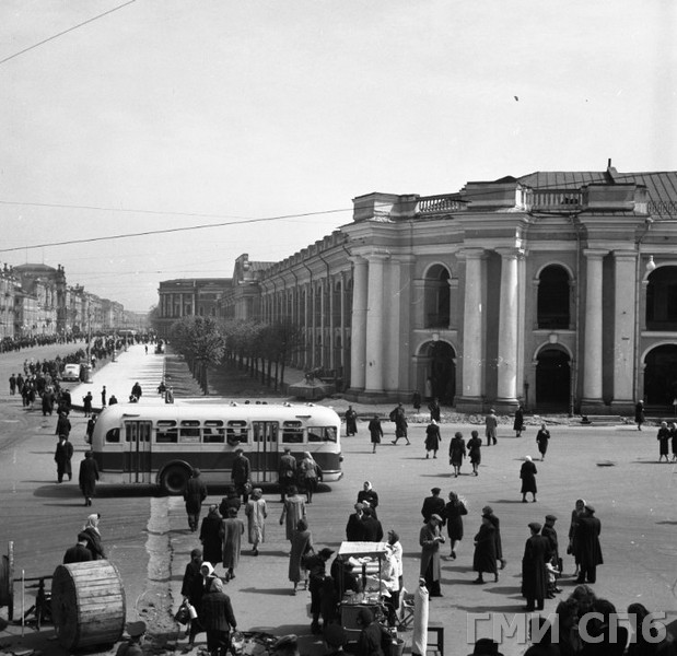 Невский проспект возле Гостиного двора во время реконструкции 1951 г. Уширение тротуаров. Правообладатель: Государственный музей истории Санкт-Петербурга. Невский проспект возле Гостиного двора во время реконструкции 1951 г. Уширение тротуаров. Правообладатель: Государственный музей истории Санкт-Петербурга.