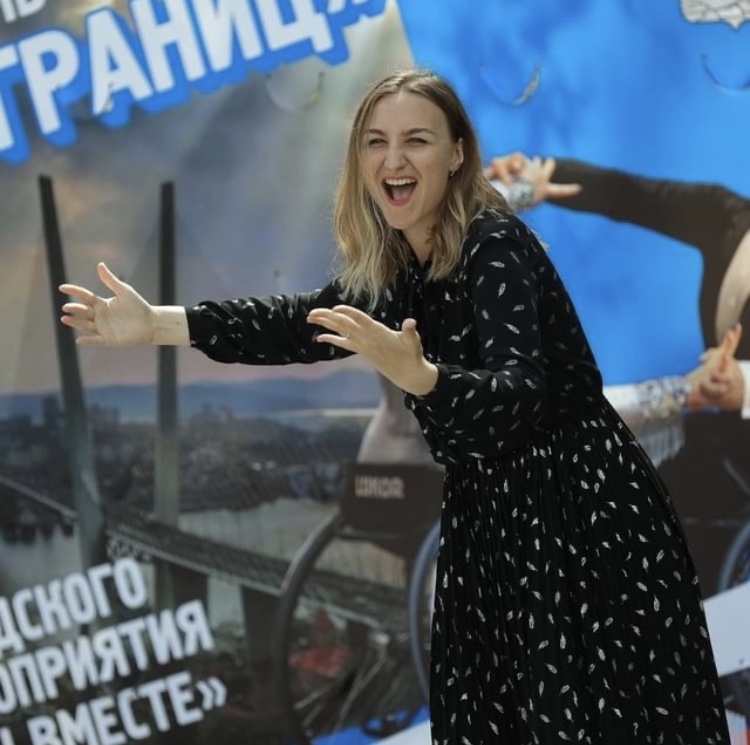 Лидия Соболевская во время работы переводчиком РЖЯ. Правообладатель визуальных материалов в статье: проект ТЕАТРБЕЗГРАНИЦ.