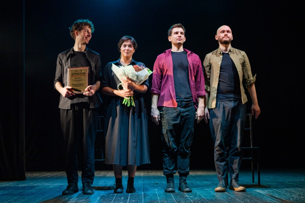 Липовецкий в программке написал очень важные слова: «Мы играем этот спектакль в память о людях всех национальностей, которых забрала война"