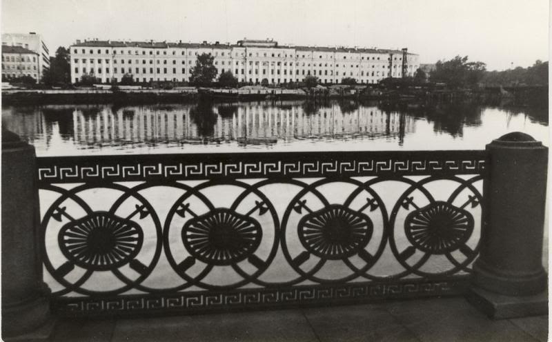 Бывшие казармы Гренадерского полка. Набор открыток «Город мой… Блоковские места в Ленинграде», 1980. Правообладатель: pastvu.com.