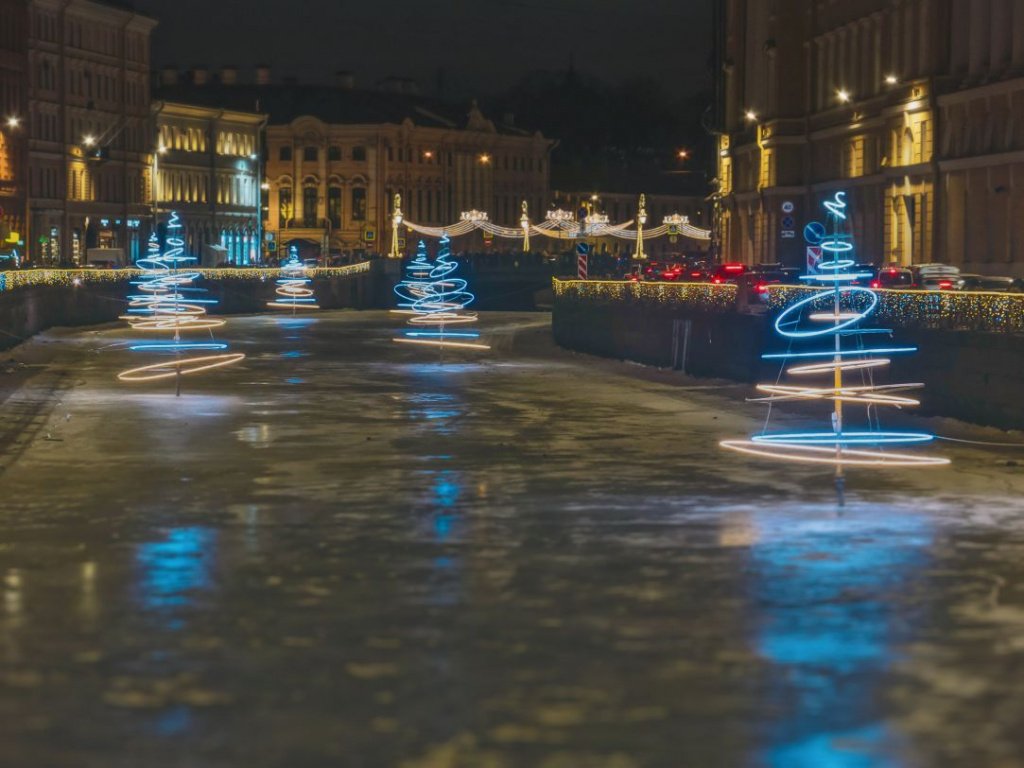 Световые елки на Мойке Фото: Ирина Иванова