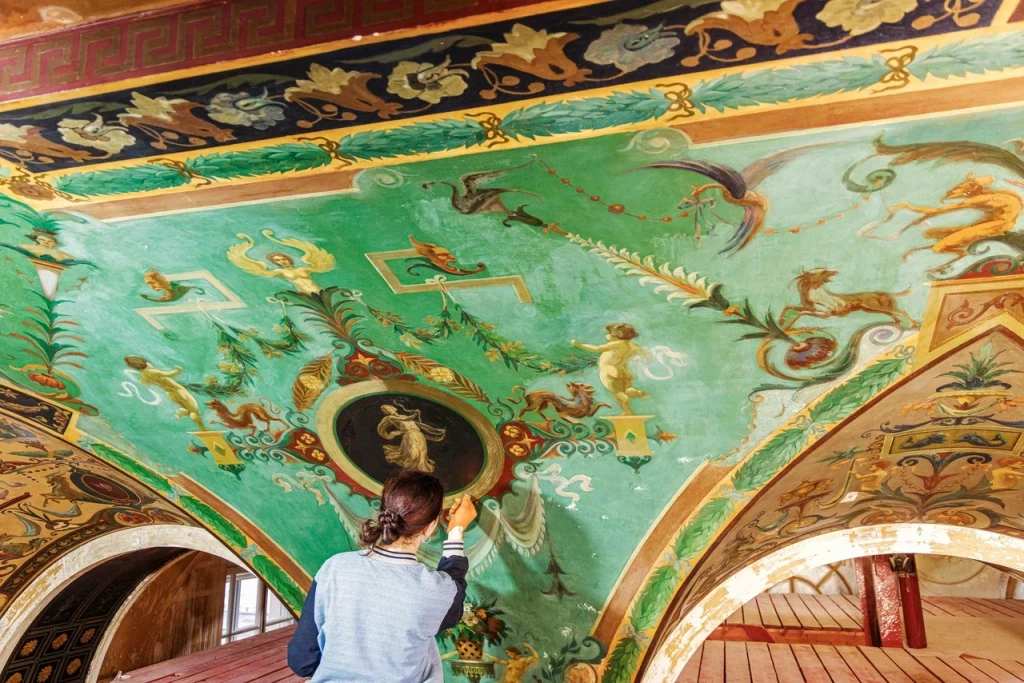 Специалисты продолжают реставрационные мероприятия в аванзале, исторических студиях и других парадных помещениях.