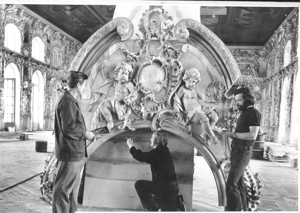 Установка резьбы в Большом зале. Фото из коллекции ГМЗ «Царское Село».