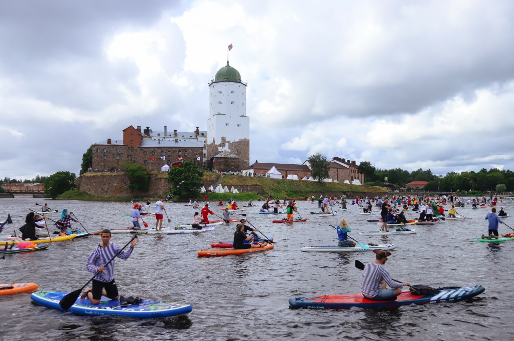 В отличие от масштабного «Фонтанка SUP», выборгский водный маскарад славится собственной уникальной тематикой – он вдохновлен Балтийским морем и легендарными пиратами витальерами. В отличие от масштабного «Фонтанка SUP», выборгский водный маскарад славится собственной уникальной тематикой – он вдохновлен Балтийским морем и легендарными пиратами витальерами.