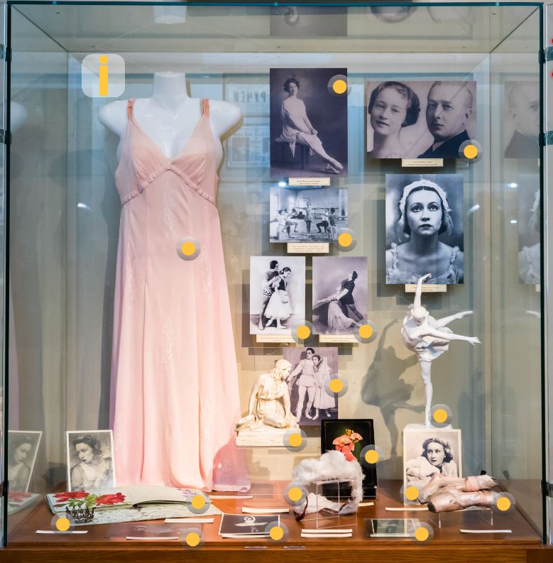 На выставке представлены балетные туфли и театральные костюмы, книжные раритеты, подлинные афиши и уникальные фотографии, произведения живописи и скульптуры, личные вещи знаменитых танцовщиков. 