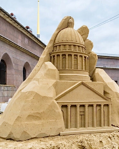 Экспозиция объединит искусство и литературу, музыку и кино, мифы и сказки, любовь и романтику, природу и образы величественного Санкт-Петербурга.