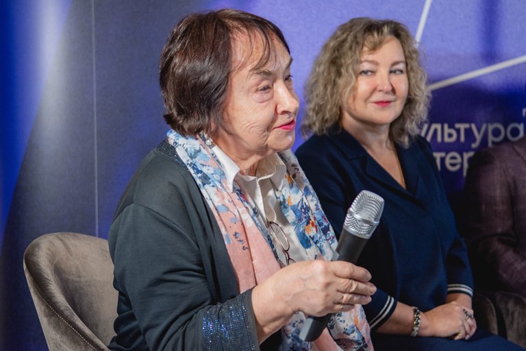 Пресс-конференция, посвященная Первому конкурсу «Играем Слонимского» (2023). Раиса Николаевна Слонимская, супруга композитора и Вера Александровна Шапкарина, директор ДШИ им. С.М. Слонимского. Автор: Ирина Иванова. Правообладатель: Институт культурных программ. 