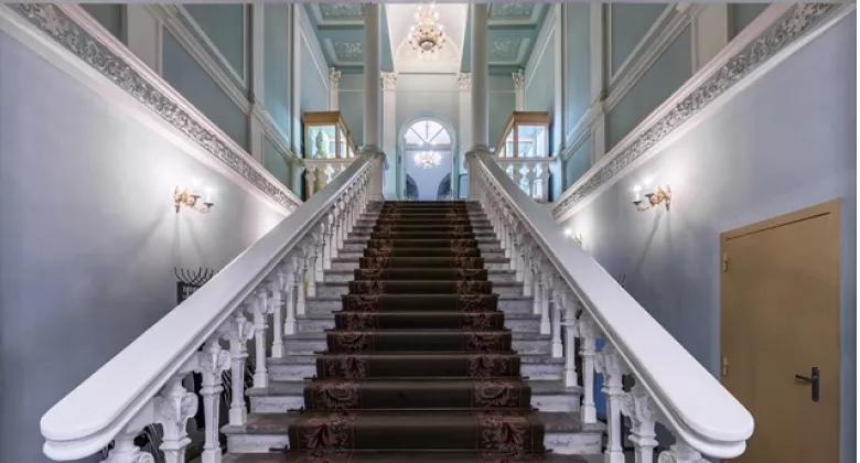 Лестница библиотеки им. М. Ю. Лермонтова. Фото: lermontovka-spb.ru.