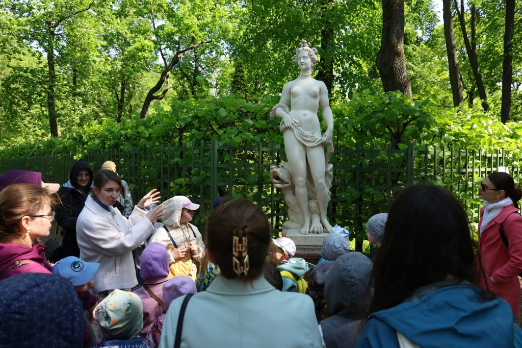 На специальных детских экскурсиях-прогулках сможете погрузиться в мир сказочных героев растительного и животного мира, узнаете волшебные истории о знаках и символах, скрытых в скульптурах. На специальных детских экскурсиях-прогулках сможете погрузиться в мир сказочных героев растительного и животного мира, узнаете волшебные истории о знаках и символах, скрытых в скульптурах.