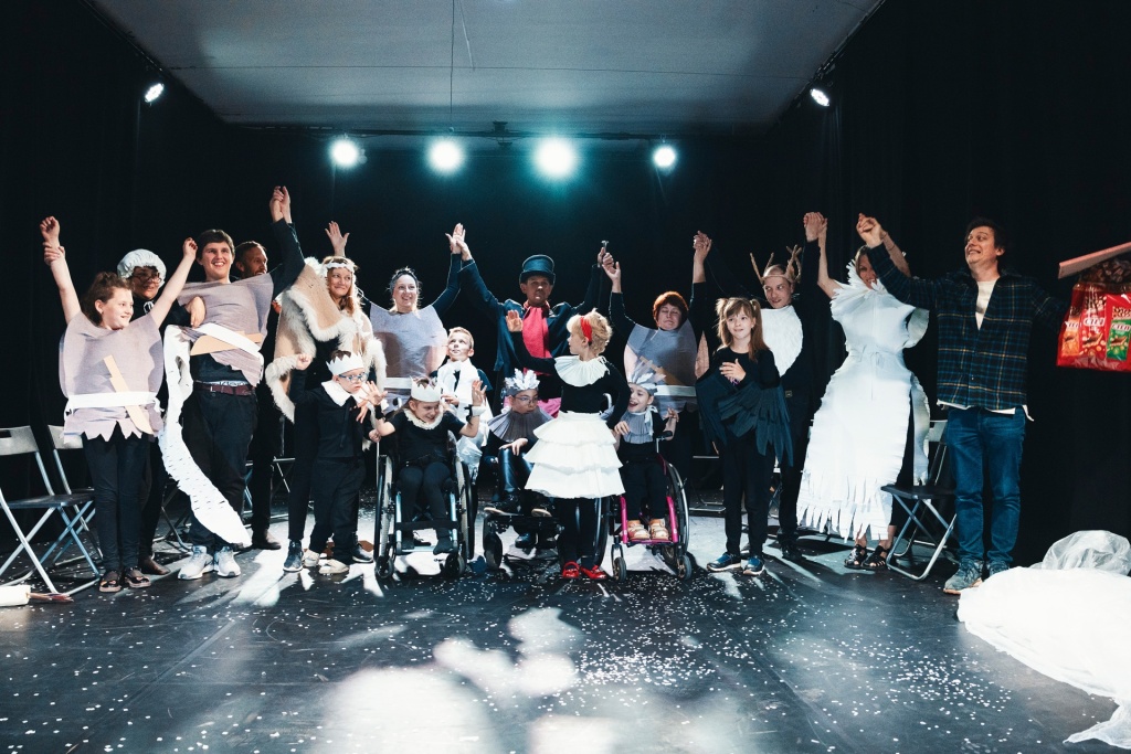 Театральное выступление. Фото: пресс-служба театра-студии «Горошины».
