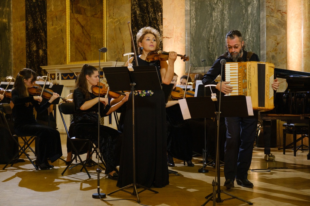 Правообладатель: Мария Сафарьянц. 