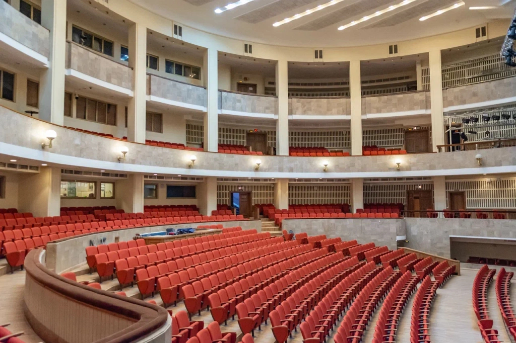 Зрительный зал театра до ремонта. Фото: Ирина Иванова. 