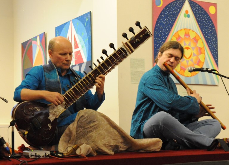 Исполнитель на ситаре Александр Конанчук и Субхаш Прем Гири (флейта бансури). Фото предоставлено организаторами фестиваля «Ситар в Петербурге». Правообладатель: Оргкомитет фестиваля. 