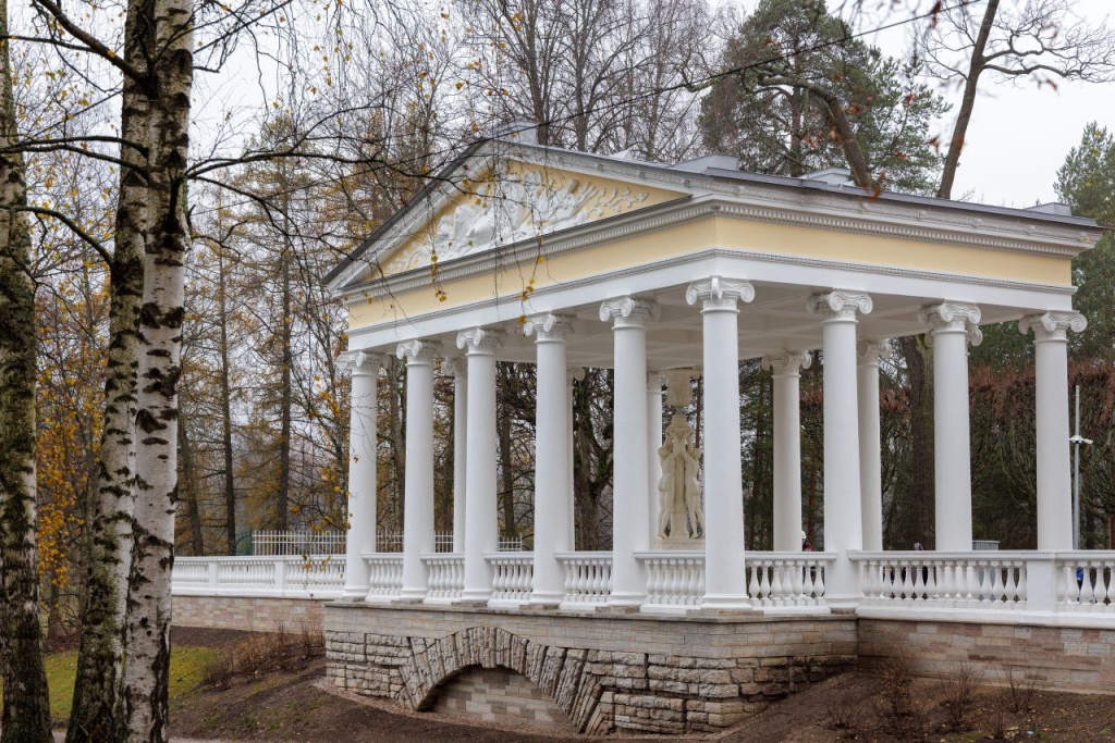 Свое название «Три грации» павильон получил по одноименной скульптурной группе.