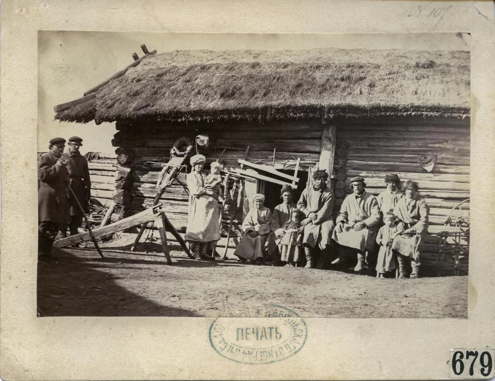 Фотоотпечаток: Домашний быт крестьян. Белорусы. Фото: ethnomuseum.ru 
