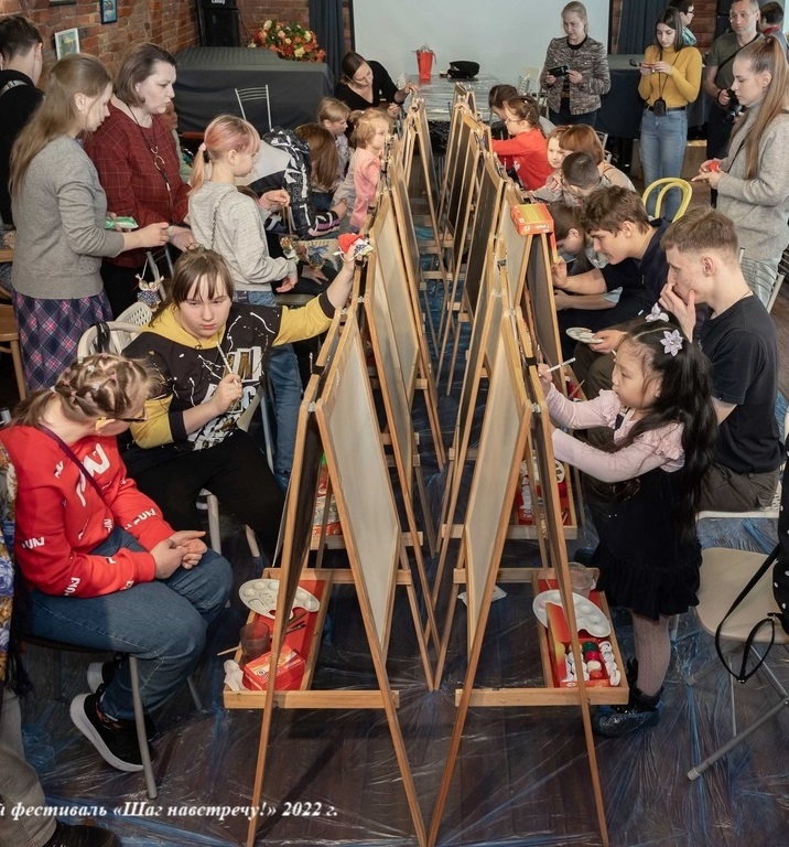 Городской творческий фестиваль «Парус мечты» (2022). Мастер-класс по живописи. Источник: vk.com/festparus. Правообладатель: Оргкомитет фестиваля «Шаг навстречу». 