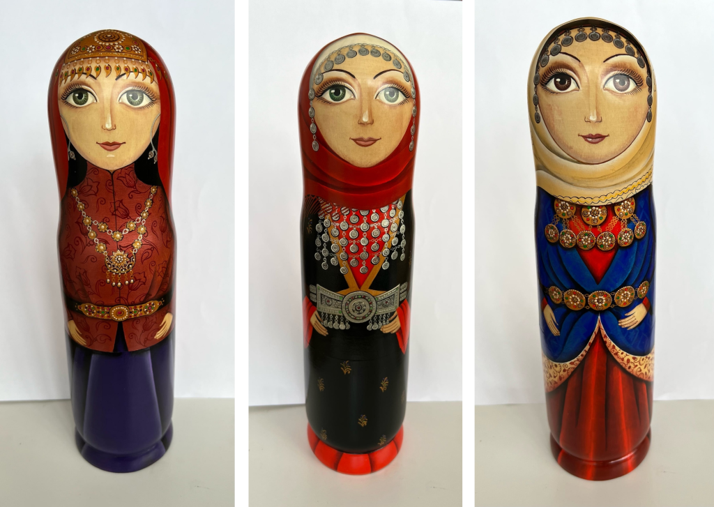 Цахурка (слева), Табасаранка (посередине), Рутулка (справа) Сакинат Исмаиловой. Фото из личного архива художницы. Сакинат Исмаилова. Цахурка (слева), Табасаранка (посередине), Рутулка (справа)