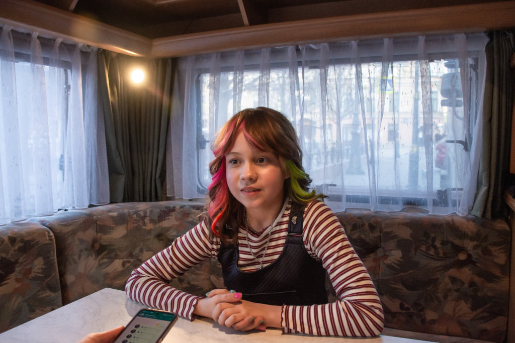 Фото: Ирина Иванова. Екатерина слушает вопрос от юнкора Арианы фильм Письмо Деду Морозу. Фото - Ирина Иванова-0628.png