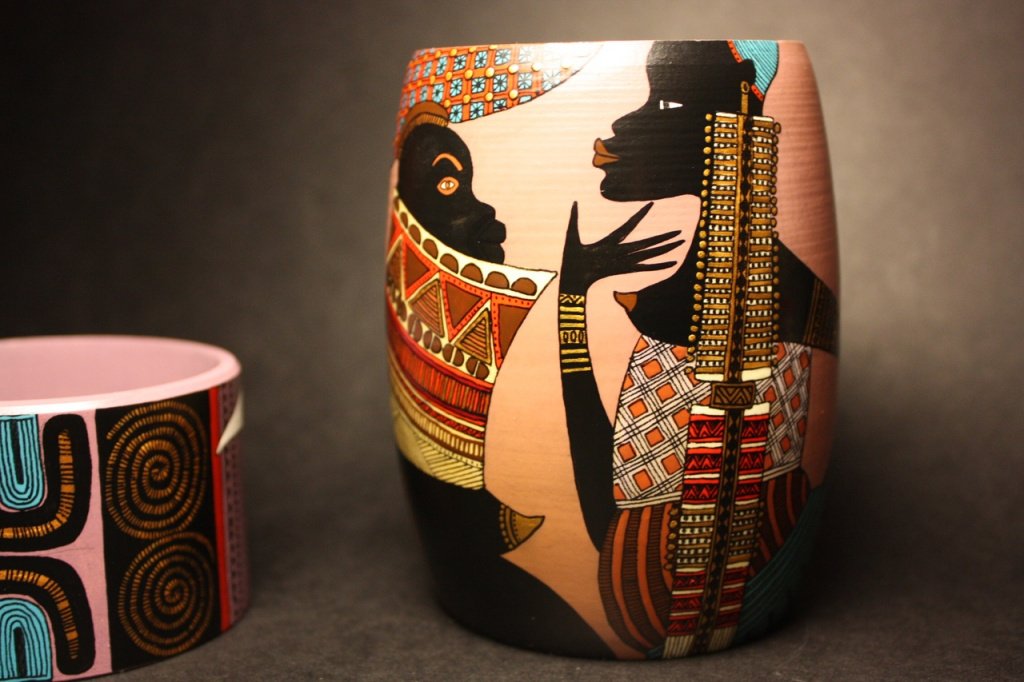 Автор: Ксения Лаврова. «Разговор». Бесшовные деревянные парные браслеты. 2020. Высота 10 и 6 см. Акрил, тушь, перо. ДПИ