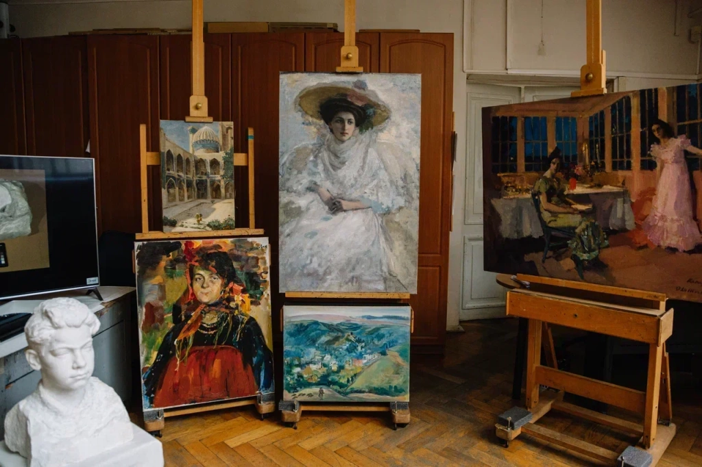 Произведения, упакованные в специальные ящики, были доставлены в ГРМ автофургоном с системой поддержания оптимального температурно-влажностного режима.