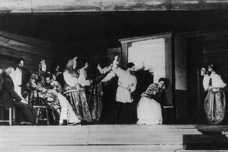 Учение невесты свекром. Фрагмент из постановки Этнографического театра